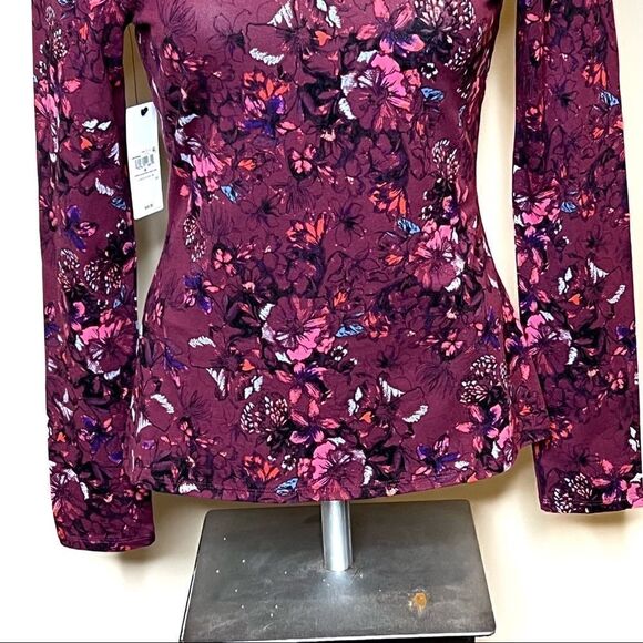 Guess NWT LS dulce cut out top in hyper bloom Pinot noir size M - Picture 16 of 16
